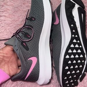 Nike Women's Athletic Shoes in Gray and Pink